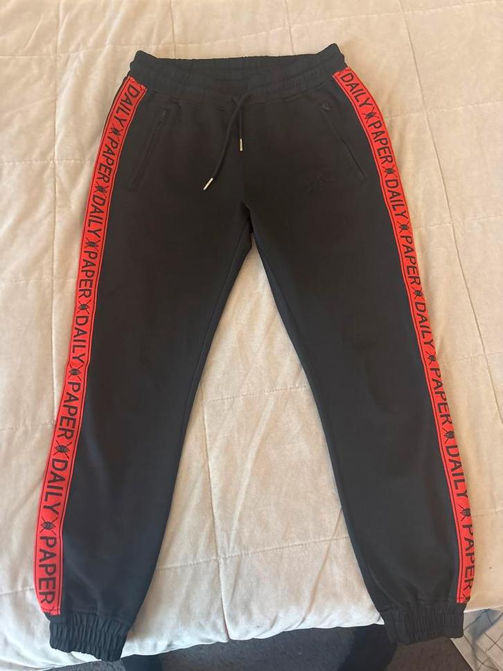 Daily Paper Joggingbroek Zwart met Rode Strepen, Kleding | Heren, Broeken en Pantalons, Zo goed als nieuw, Maat 46 (S) of kleiner
