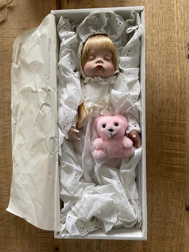 Porseleinen pop “Stéphanie” uit Goldina Art Collection, Verzamelen, Poppen, Ophalen of Verzenden, Zo goed als nieuw, Pop