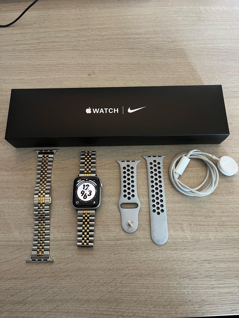 Apple Watch Nike SE (1e generatie) 44mm – compleet, Sieraden, Tassen en Uiterlijk, Smartwatches, IOS, Ophalen of Verzenden, Zo goed als nieuw
