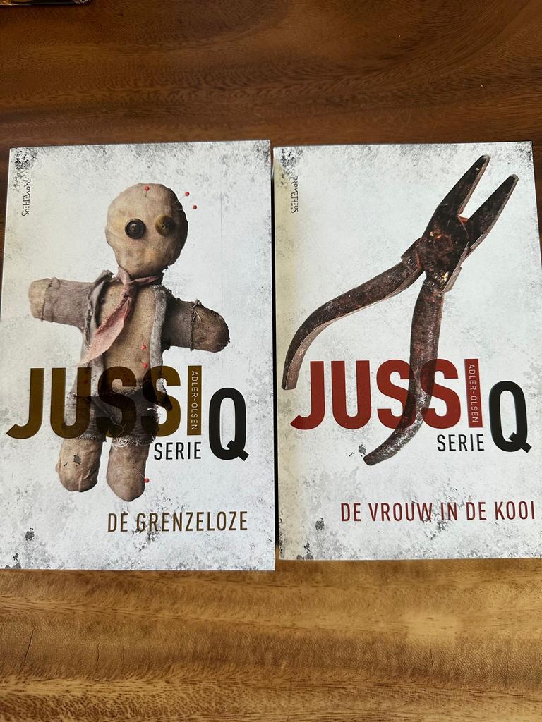 Jussi Adler-Olsen: De Grenzeloze & De Vrouw in de Kooi, Ophalen of Verzenden, Gelezen, Nederland
