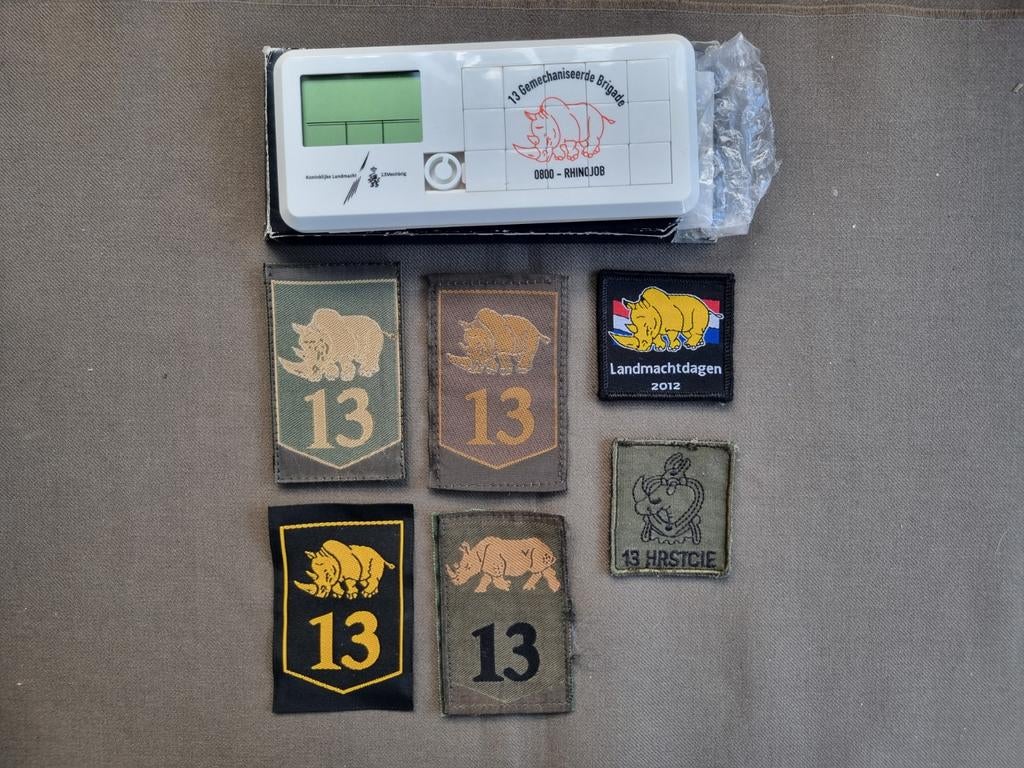Emblemen en klokje 13 mechbrig, Ophalen of Verzenden, Landmacht, Nederland, Embleem of Badge