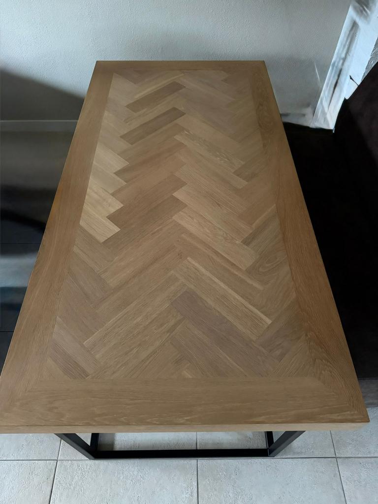 Hanggemaakte visgraat eettafel met zwart metalen onderstel, Huis en Inrichting, Tafels | Eettafels, Ophalen, Eikenhout, 200 cm of meer