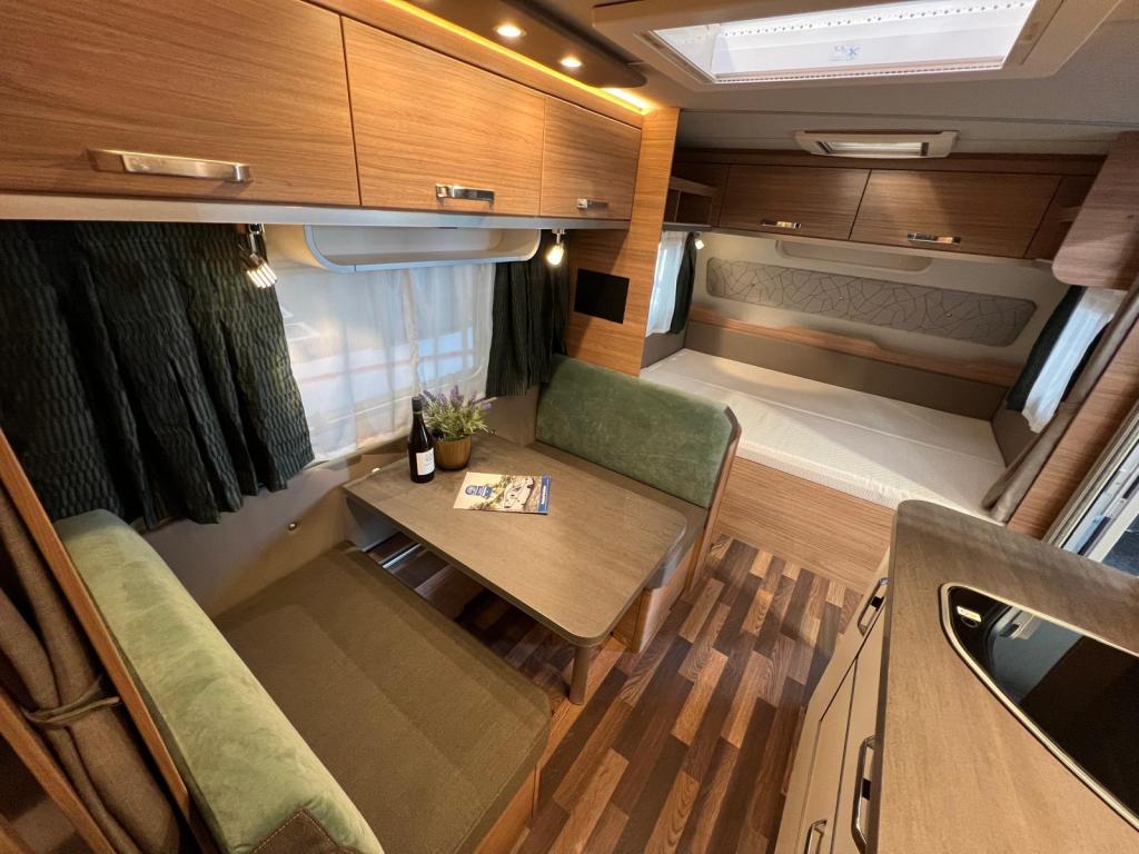 Weinsberg CaraOne 550 QDK mover, luifel, voortent, Caravans en Kamperen, Overige merken, Bedrijf, Treinzit, 1250 - 1500 kg