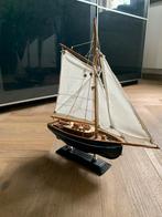 Twee model zeilbootjes, Ophalen, Zo goed als nieuw