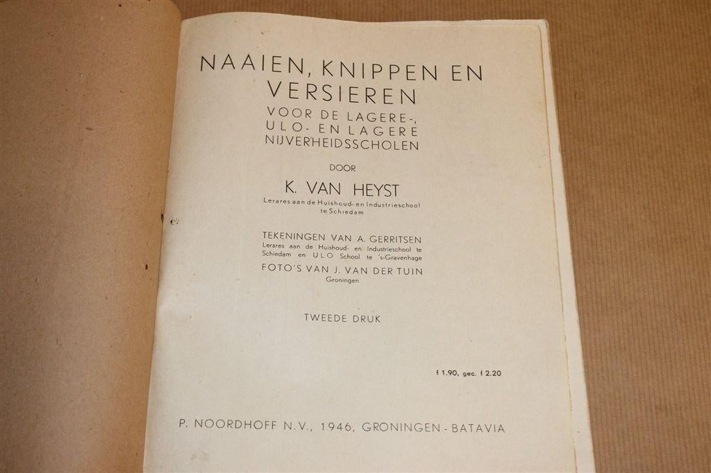 Naaien, Knippen & Versieren — Handwerk Schoolboek [1946], Boeken, Ophalen of Verzenden, Gelezen, Overige onderwerpen