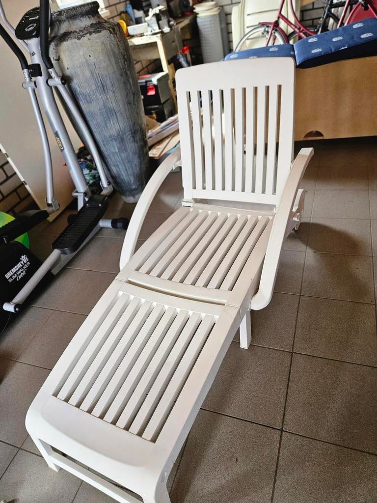 Witte ligbedden met luxe kussen, Tuin en Terras, Ligbedden, Ophalen, Kunststof, Verstelbaar