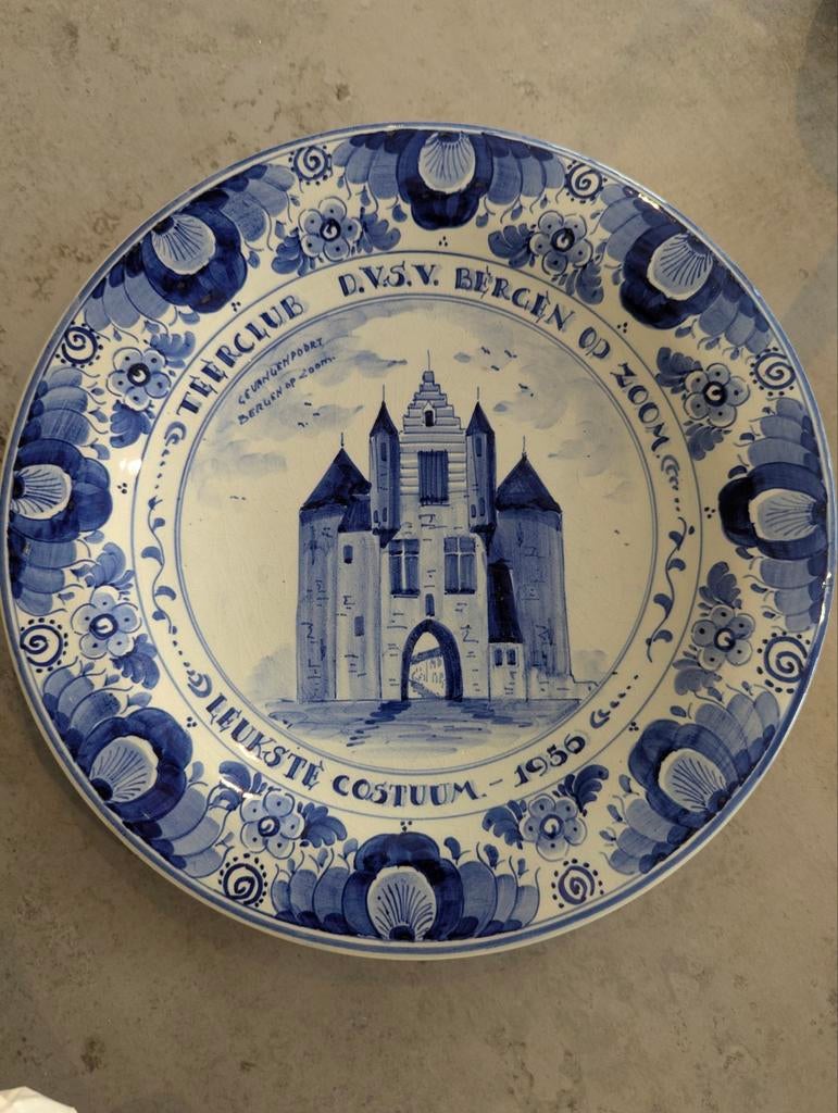 Delfts Blauw wandbord Teerclub D.V.S.V. Bergen op Zoom 1956, Ophalen of Verzenden