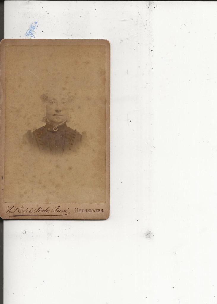 CdV Heereveen Vrouw in kleederdracht EPH de la Roche Busee, Ophalen of Verzenden, Voor 1920, Ongelopen, Friesland