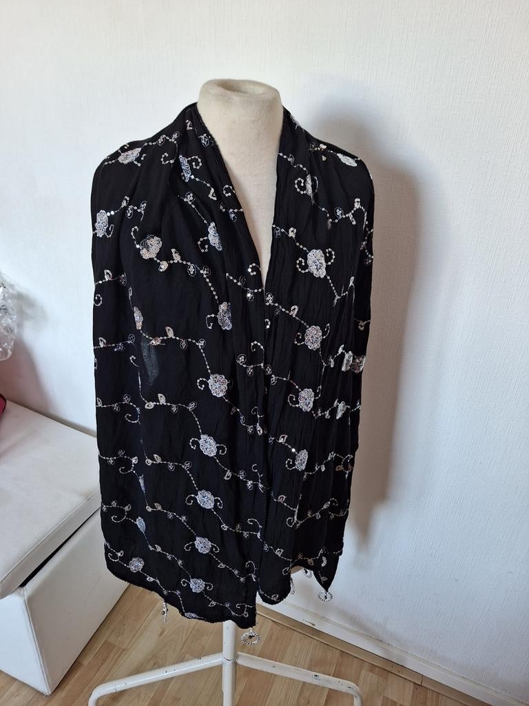 Elegante zwarte sjaal met zilveren borduursels, Onbekend, Ophalen of Verzenden, Zo goed als nieuw, Sjaal