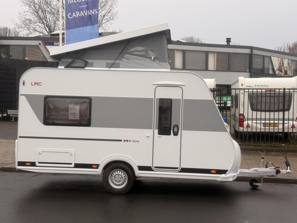 LMC Style 400 F, 1500 kg en premium matrassen, Caravans en Kamperen, Caravans, Standaardzit, Bedrijf, 4 tot 5 meter, Schokbreker