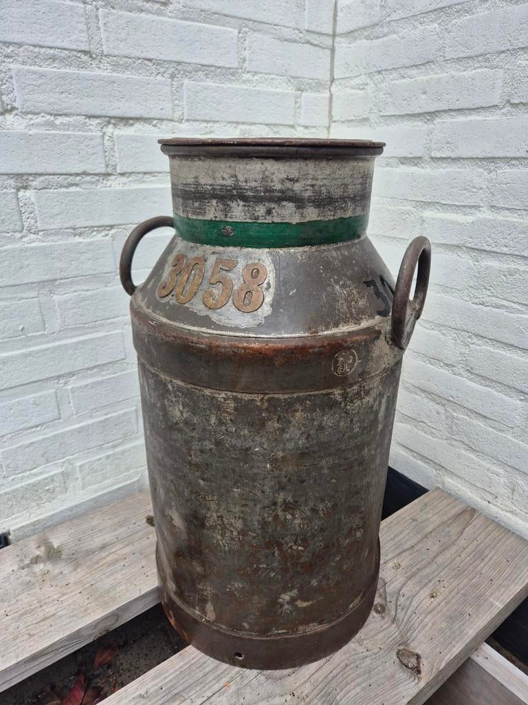 Oude melkbus met nummer 3058, Ophalen