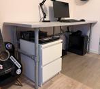 Bureau met steigerbuis onderstel en betonlook blad, Ophalen, Zo goed als nieuw, Bureau