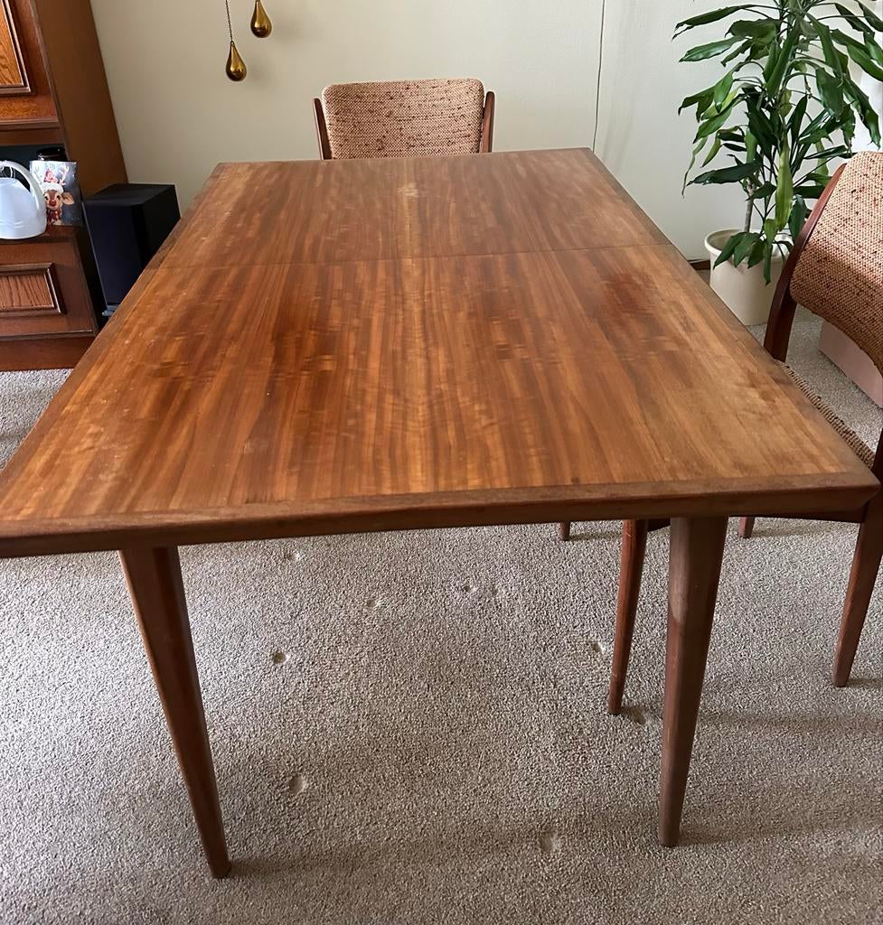 Vintage teak eettafel met vier stoelen, Huis en Inrichting, Tafels | Eettafels, Ophalen, Gebruikt, 100 tot 150 cm, Teakhout