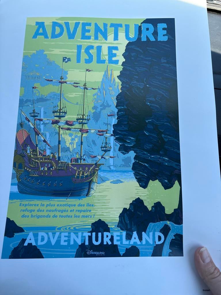Disney Adventure Isle Poster - Disneyland Paris, Ophalen of Verzenden, Overige figuren, Zo goed als nieuw, Plaatje of Poster