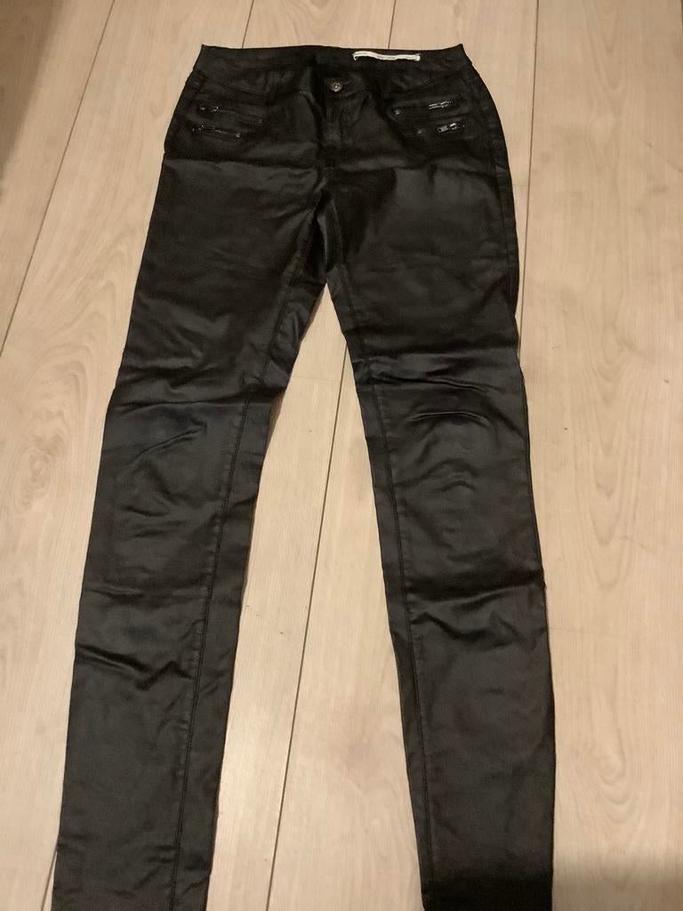 Zwarte nep leren broek, Kleding | Dames, Broeken en Pantalons, Maat 38/40 (M), Zwart, Ophalen of Verzenden, Zo goed als nieuw