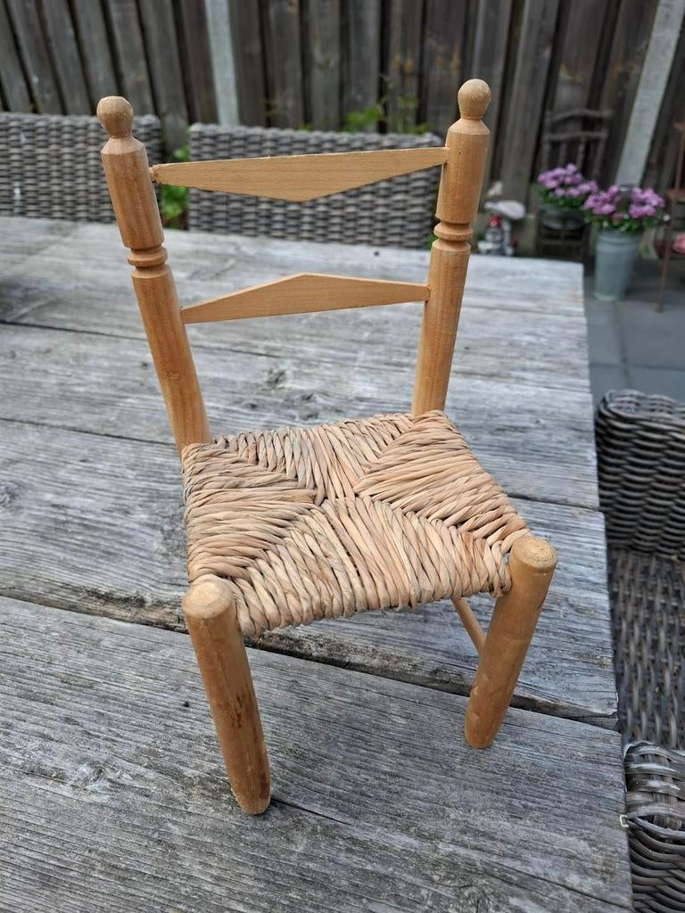 Poppen stoel met rieten zitting, Kinderen en Baby's, Speelgoed | Poppenhuizen, Ophalen of Verzenden