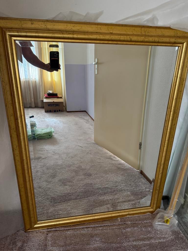 Grote gouden spiegel met sierlijke lijst 90-110, Huis en Inrichting, Woonaccessoires | Spiegels, Ophalen, Zo goed als nieuw, 75 tot 100 cm