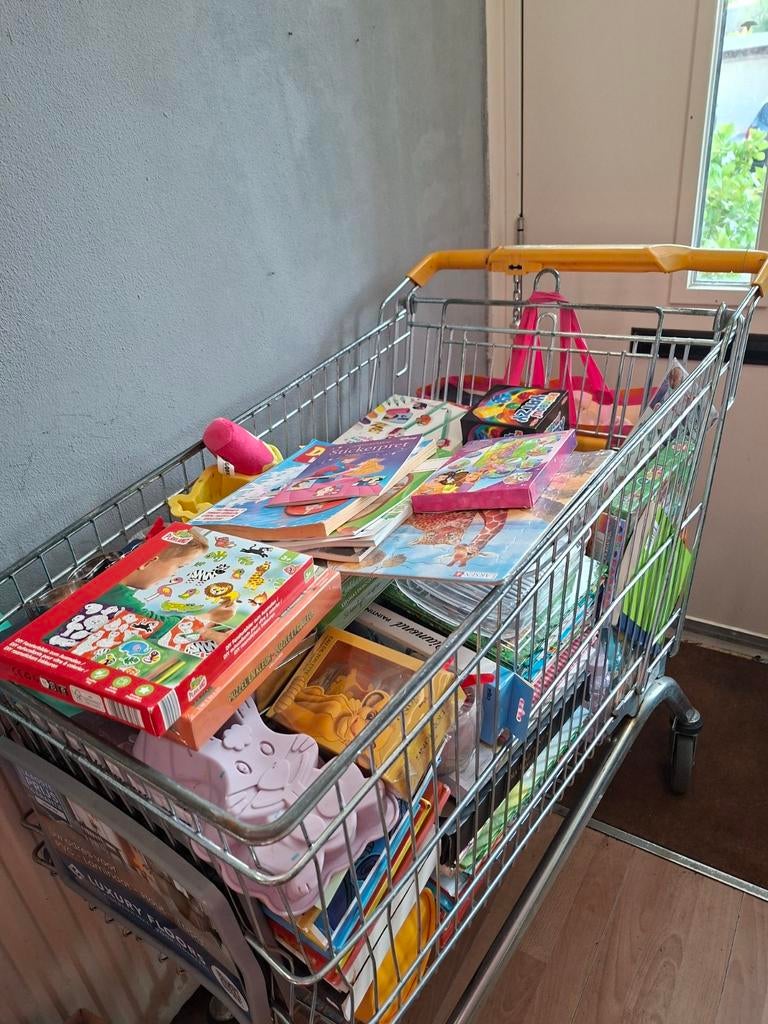 Gevulde winkelwagen met kinderspullen voor Koningsdag, Ophalen, Zo goed als nieuw, Jongen of Meisje