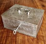 Metalen geldkist, Antiek en Kunst, Curiosa en Brocante, Ophalen of Verzenden