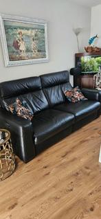 Zwart lederen elektrische bank., Huis en Inrichting, Banken | Bankstellen, Ophalen, Driepersoons, Zo goed als nieuw, Rechte bank