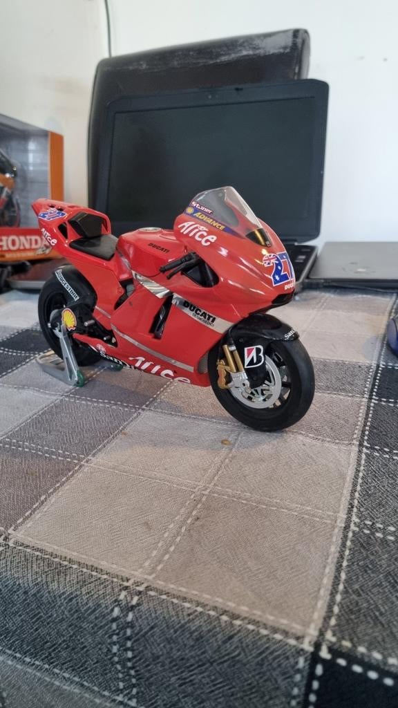 Casey stoner 07  kampioen bike 1:9, Ophalen of Verzenden, Auto