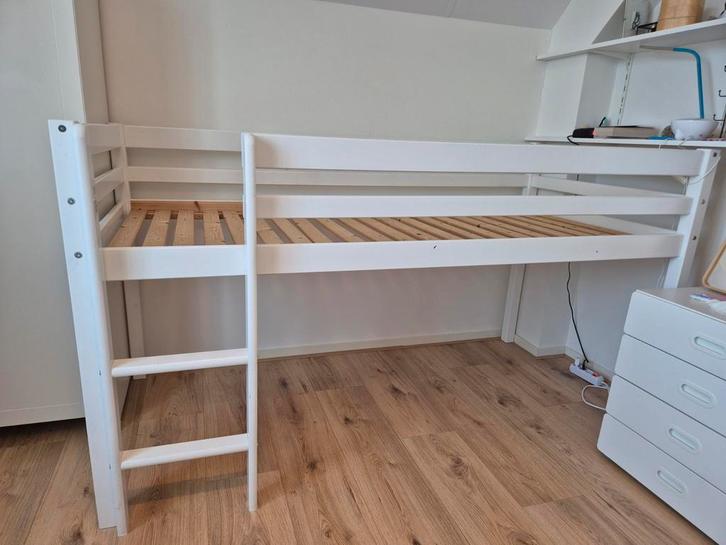 Witte halfhoogslaper 90x200 met lattenbodem, Kinderen en Baby's, Kinderkamer | Stapelbedden en Hoogslapers, Ophalen