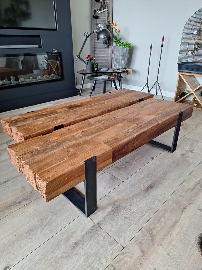 2 mooie TEAK Salontafels STOER/STERK/INDUSTRIEEL € 380,00, Huis en Inrichting, Tafels | Salontafels, INDUSTRIEEL, STOER, Minder dan 50 cm