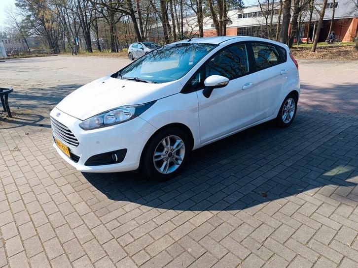 Ford Fiësta 1.25 60KW 5DR 2015 Wit, Auto's, Ford, Particulier, Fiësta, ABS, Airbags, Airconditioning, Bluetooth, Isofix, Parkeerassistent