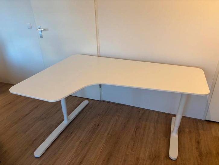 IKEA Bekant hoekbureau wit, Huis en Inrichting, Bureaus, Zo goed als nieuw, In hoogte verstelbaar, Ophalen