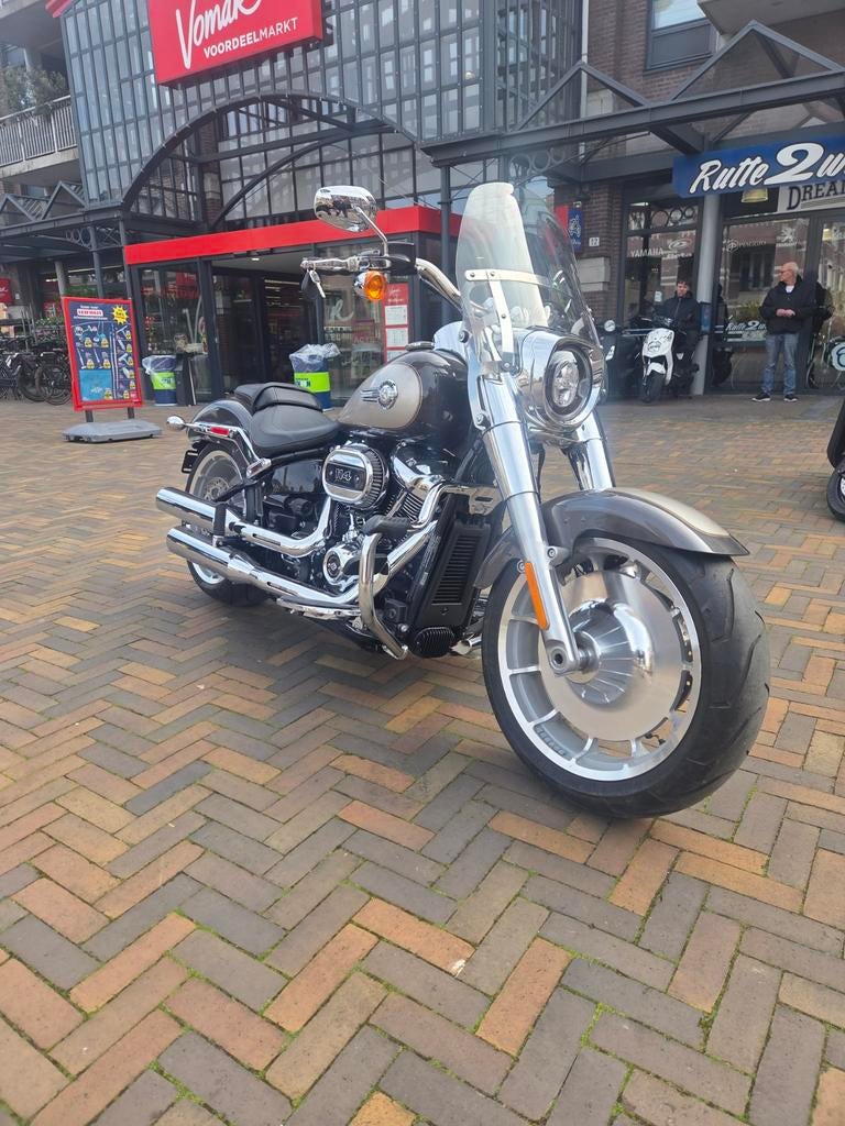 Harley Davidson Fatboy, 2023 !! 300mls. Holl. KENTEKN, Gildenplein12, 2 cilinders, Bedrijf, Info@rutte2wielers.nl