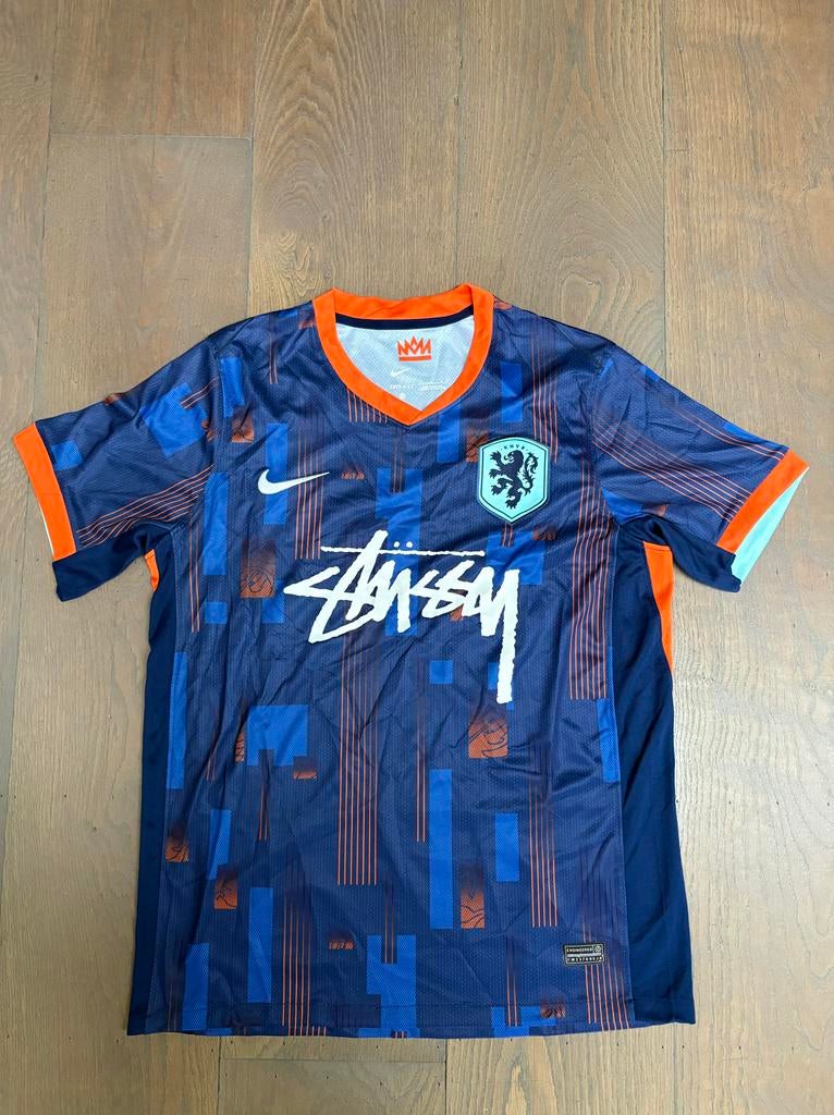 Nederlands Elftal Shirt x Stussy - L, Ophalen of Verzenden, Nieuw, Maat 52/54 (L), Oranje