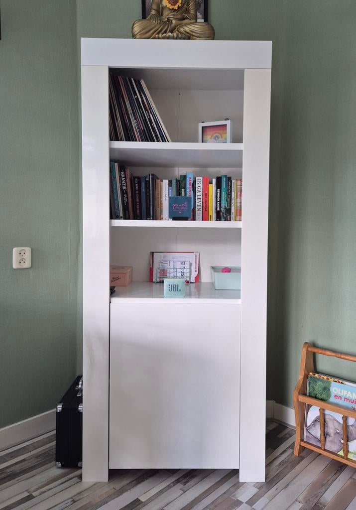 Witte kast met planken en deurtje, Ophalen