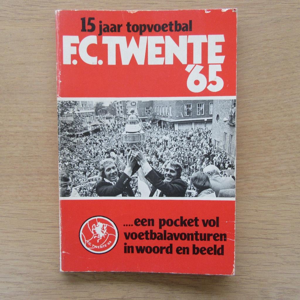 FC Twente 1965 jubileumpocket 15 jaar topvoetbal, Gelezen, Diverse auteurs, Ophalen of Verzenden, Balsport