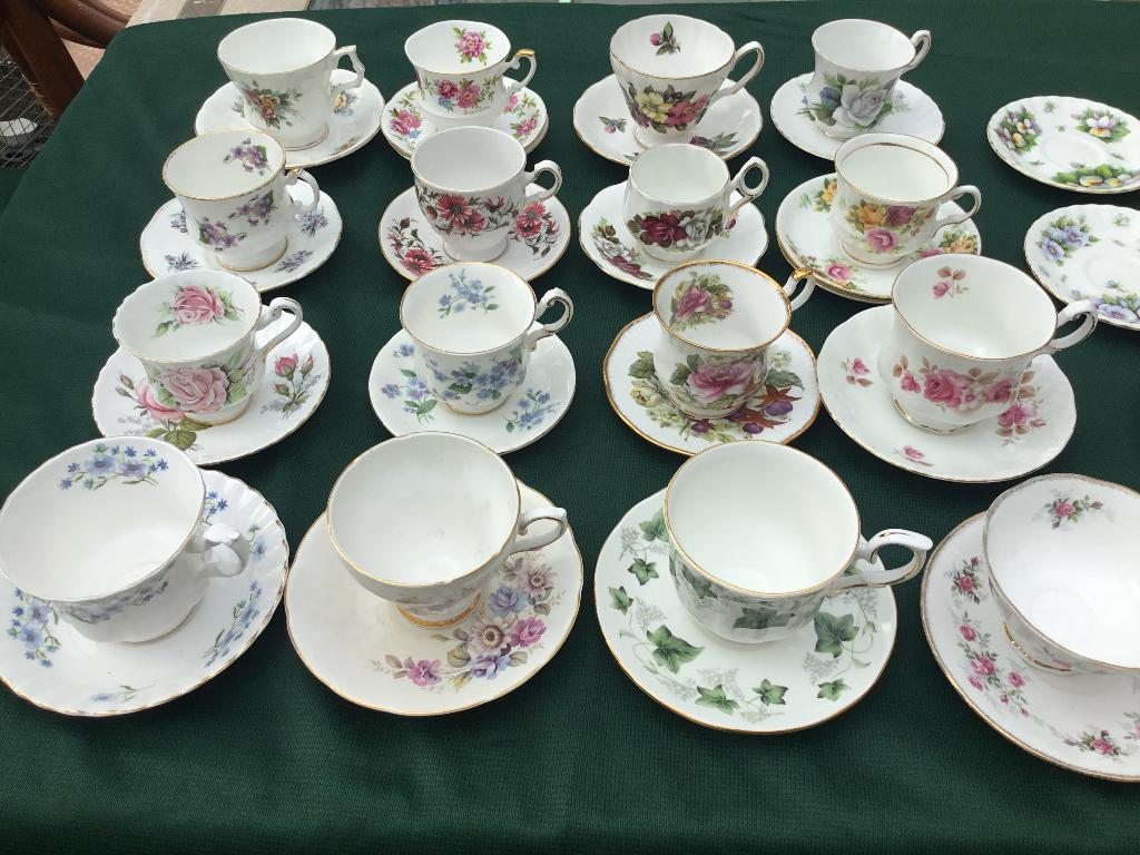 Engelse kop en schotels.  16 stuks, Verzamelen, Porselein, Kristal en Bestek, Ophalen of Verzenden, Gebruikt, Porselein, Kop en/of schotel