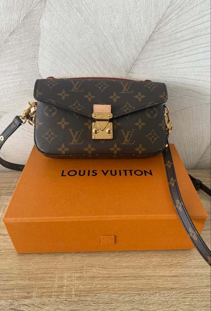 Louis Vuitton Pochette Métis East West Tas, Ophalen, Nieuw, Bruin, Schoudertasje