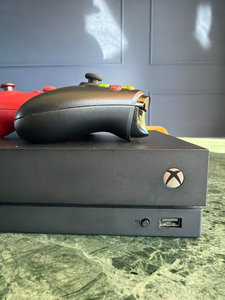 Xbox One X Zwart - Goed Functionerend met 2 Controllers, Ophalen, Gebruikt, Met 2 controllers, 1 TB