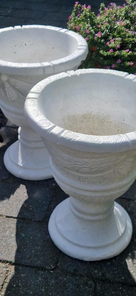 2 mooie betonnen tuinvazen ( brocante), Ophalen, Gebruikt