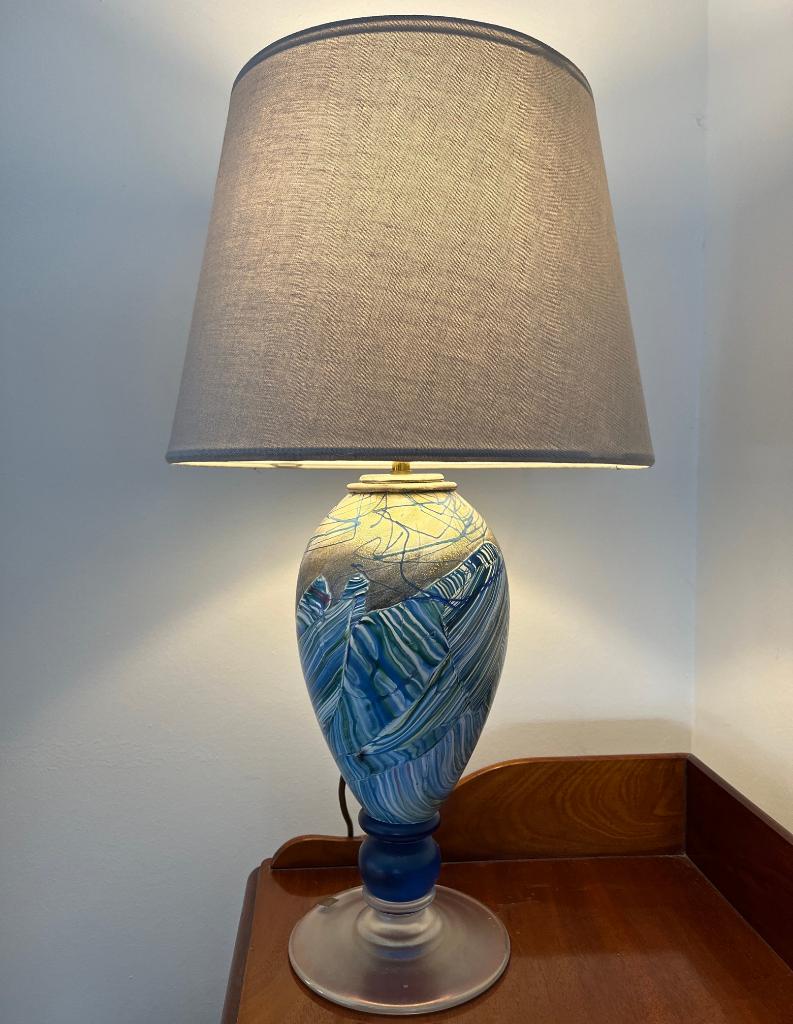 Tafellamp met design glazen voet, Huis en Inrichting, Lampen | Tafellampen, Ophalen of Verzenden, Minder dan 50 cm