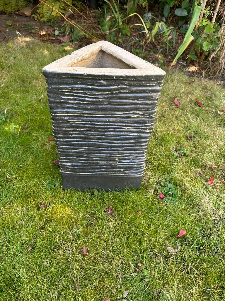 Grote driehoekige pot voor plant van laagjes keramiek, Tuin en Terras, Bloempotten, Ophalen of Verzenden, Zo goed als nieuw, Balkon