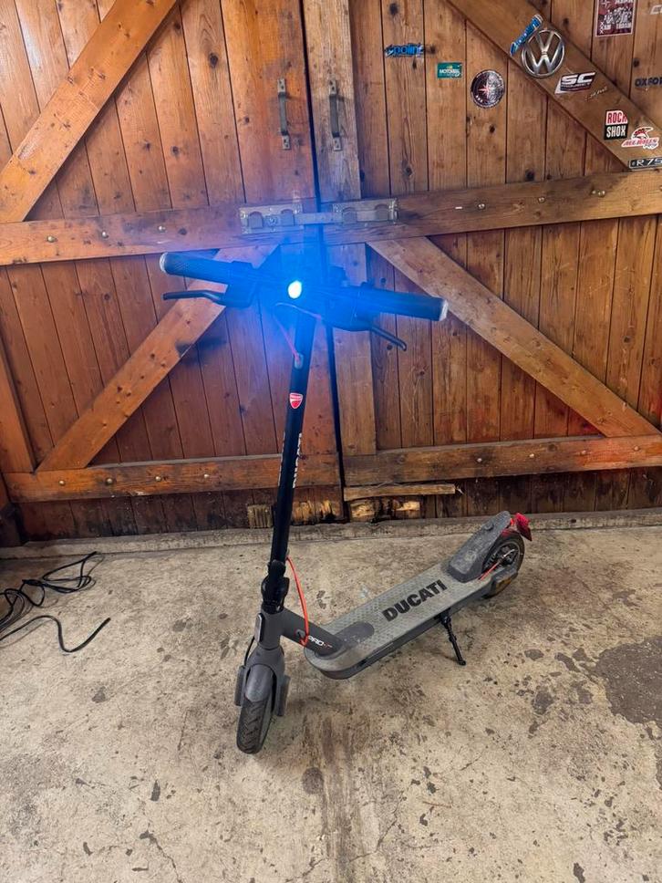 DUCATI ELEKTRISCHE STEP, Fietsen en Brommers, Steps, Zo goed als nieuw, Elektrische step (E-scooter), Ophalen of Verzenden