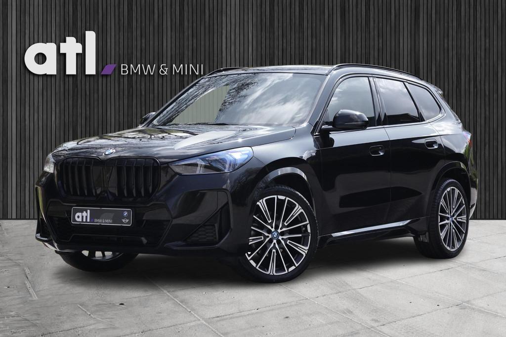 BMW X1 sDrive18i M-Pakket | HUD | Keyless | Adap LED | 360 C, Auto's, BMW, Gebruikt, Euro 6, Zwart, Bedrijf