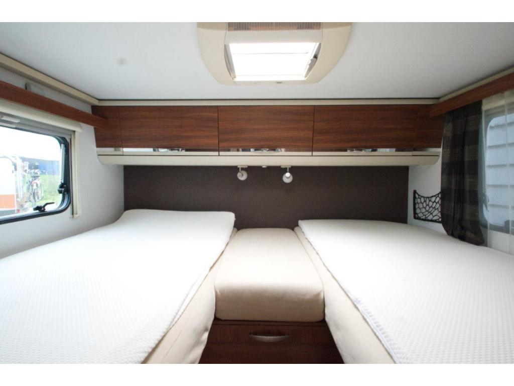 Adria Coral halfintegraal camper met enkele bedden en airco, Luifel, Standaard zit, Koelkast, Fiat