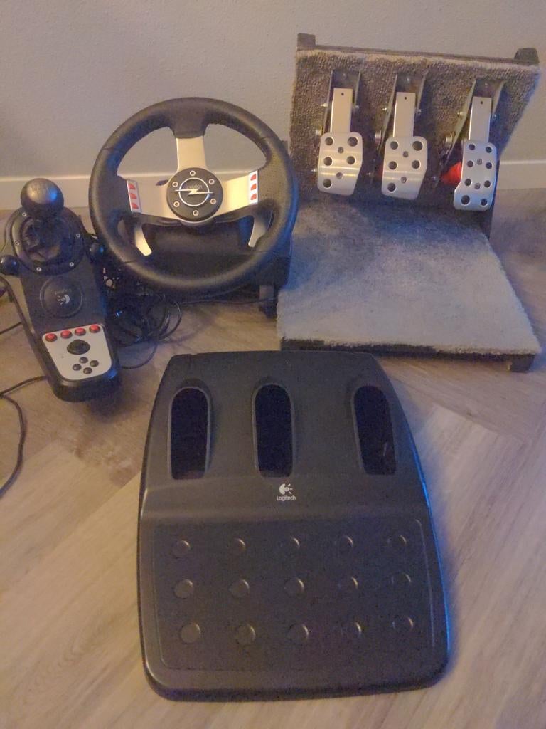 Logitech G27 Racing Stuur met Pedalen en Shifter, Ophalen, Gebruikt, 1 speler, Racen en Vliegen