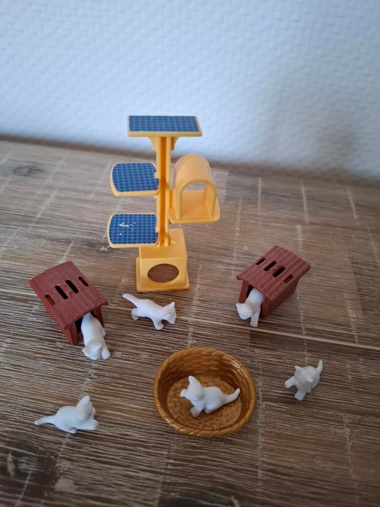 Playmobil zes witte kittens met krabpaal en mandjes, Verzamelen, Poppenhuizen en Toebehoren, Ophalen of Verzenden, Poppenhuis