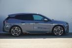 BMW iX xDrive60 | M Sportpakket Pro | Comfort Pack | Innovat, Auto's, Stof, Zwart, Met garantie (alle), Origineel Nederlands