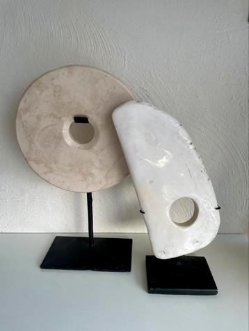 Ornament van wit marmer 28 cm hoog beschikbaar voor biedingen