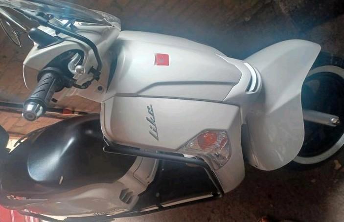 kymco like, Fietsen en Brommers, Snorfietsen en Snorscooters, Gebruikt, Kymco, Benzine, Ophalen