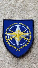 NAVO NATO Embleem internationale staf defensie landmacht kct, Verzamelen, Ophalen of Verzenden, Landmacht, Nederland, Embleem of Badge