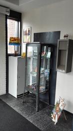 Vitrinekasten 3 stuks grijs wegens verhuizing fabrikor, Ophalen, Met deur(en), 100 tot 150 cm, 50 tot 100 cm