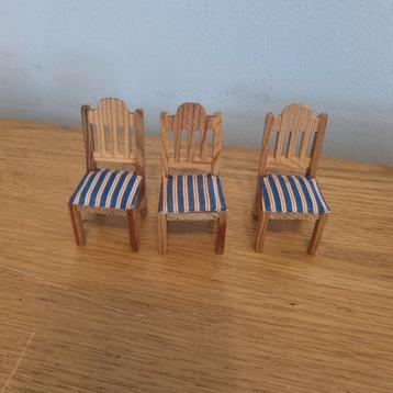 3 leuke houten stoeltjes voor poppenhuis  beschikbaar voor biedingen